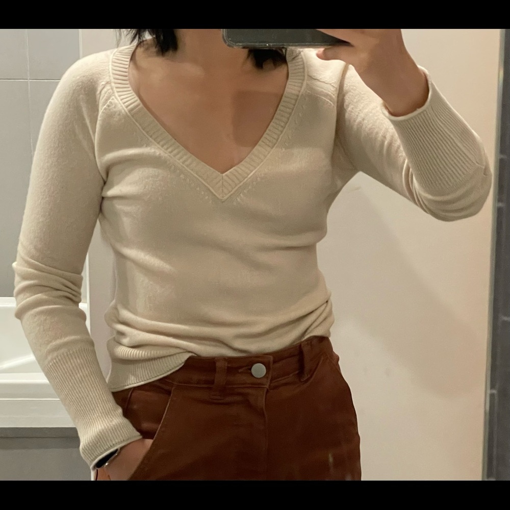 Qi Soft Beige V-Neck Sweater